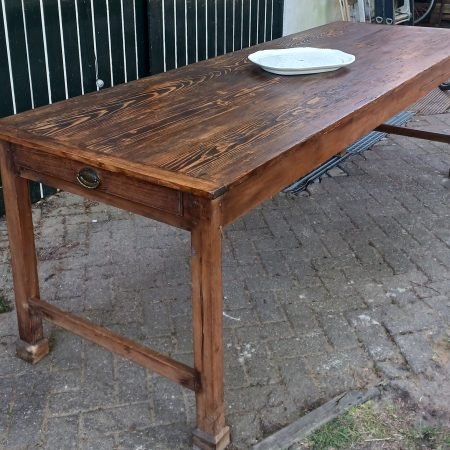 Antieke eettafel van 250 cm.