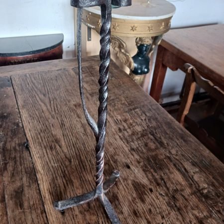 Vroege smeedijzeren kandelaar