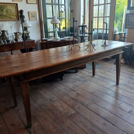 Antieke lange Spaanse eettafel