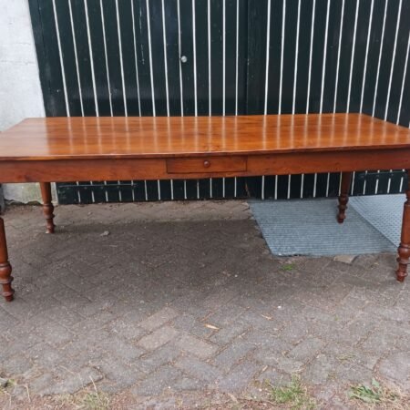 Antieke eettafel van 221 cm.