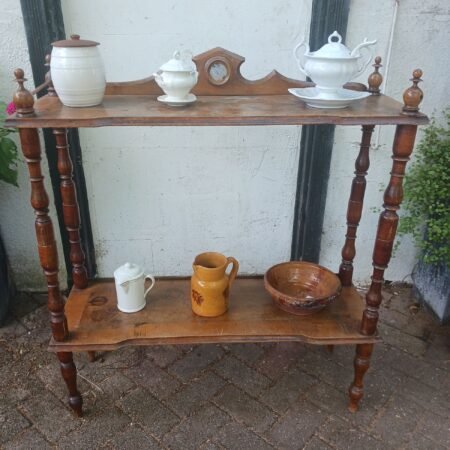 Antieke wandtafel of sideboard