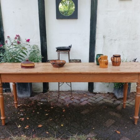 Ranke antieke tafel