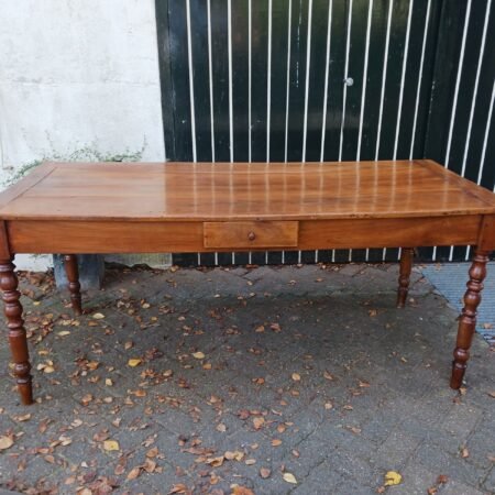Antieke eettafel van 185 cm. lang